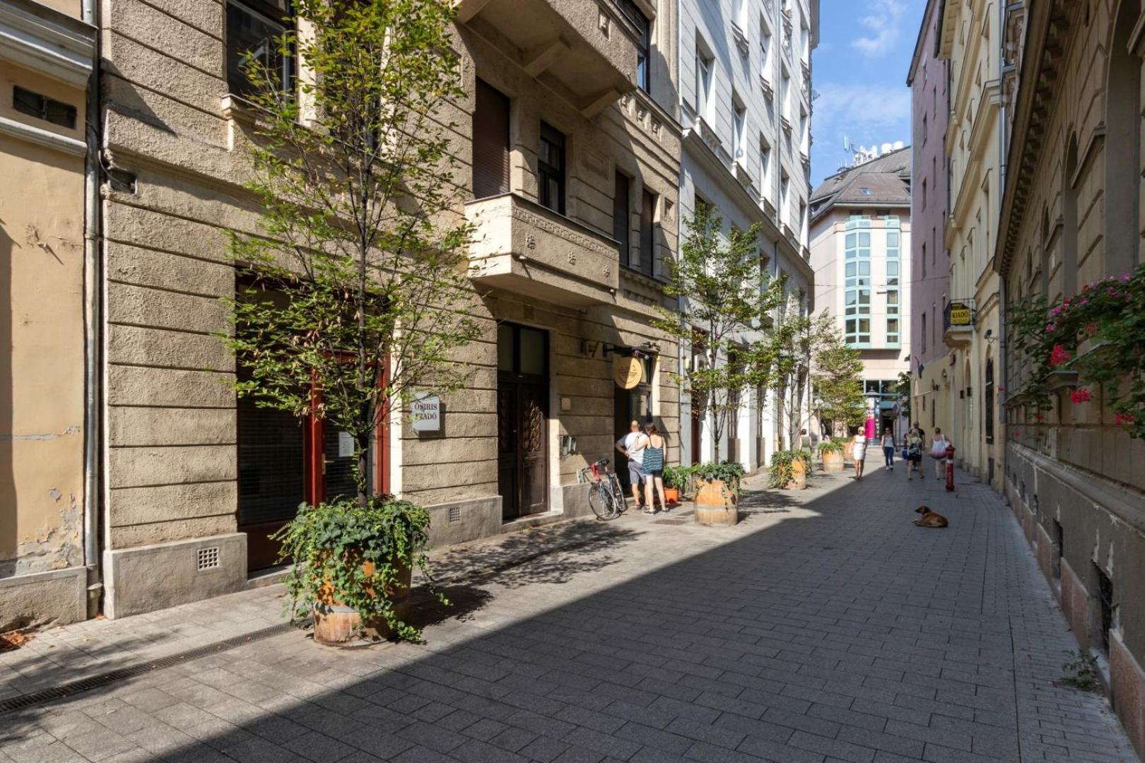 Little Americas Main Street Apartments Budapest Exterior photo