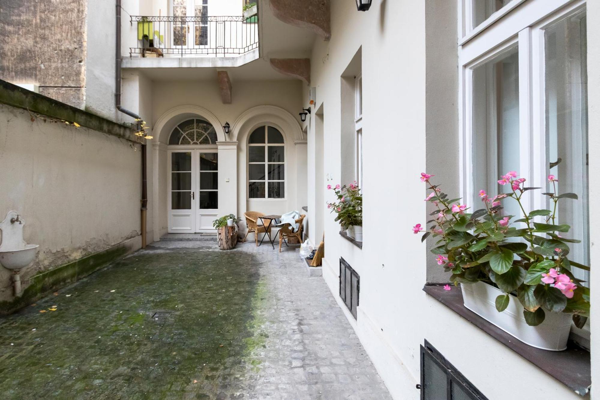 Little Americas Main Street Apartments Budapest Exterior photo