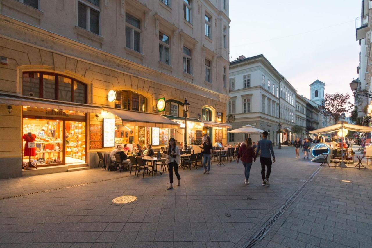 Little Americas Main Street Apartments Budapest Exterior photo